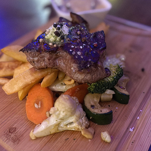 Steak mit Pommes und Gemüse