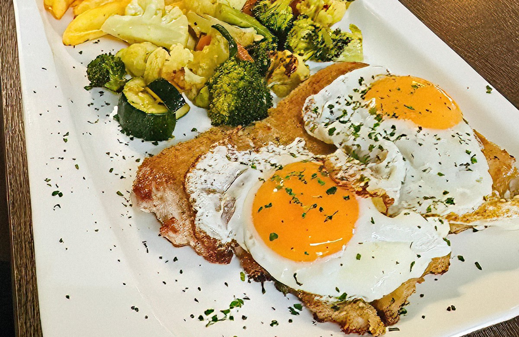 Schnitzel mit Spiegelei