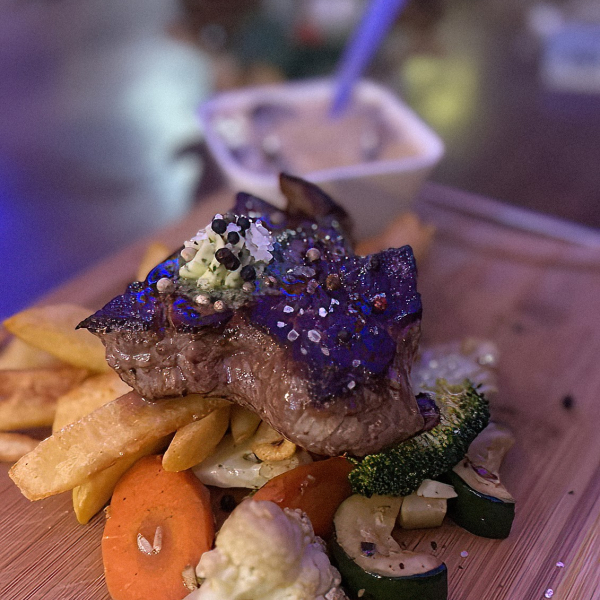 Steak mit Pommes und Gemüse